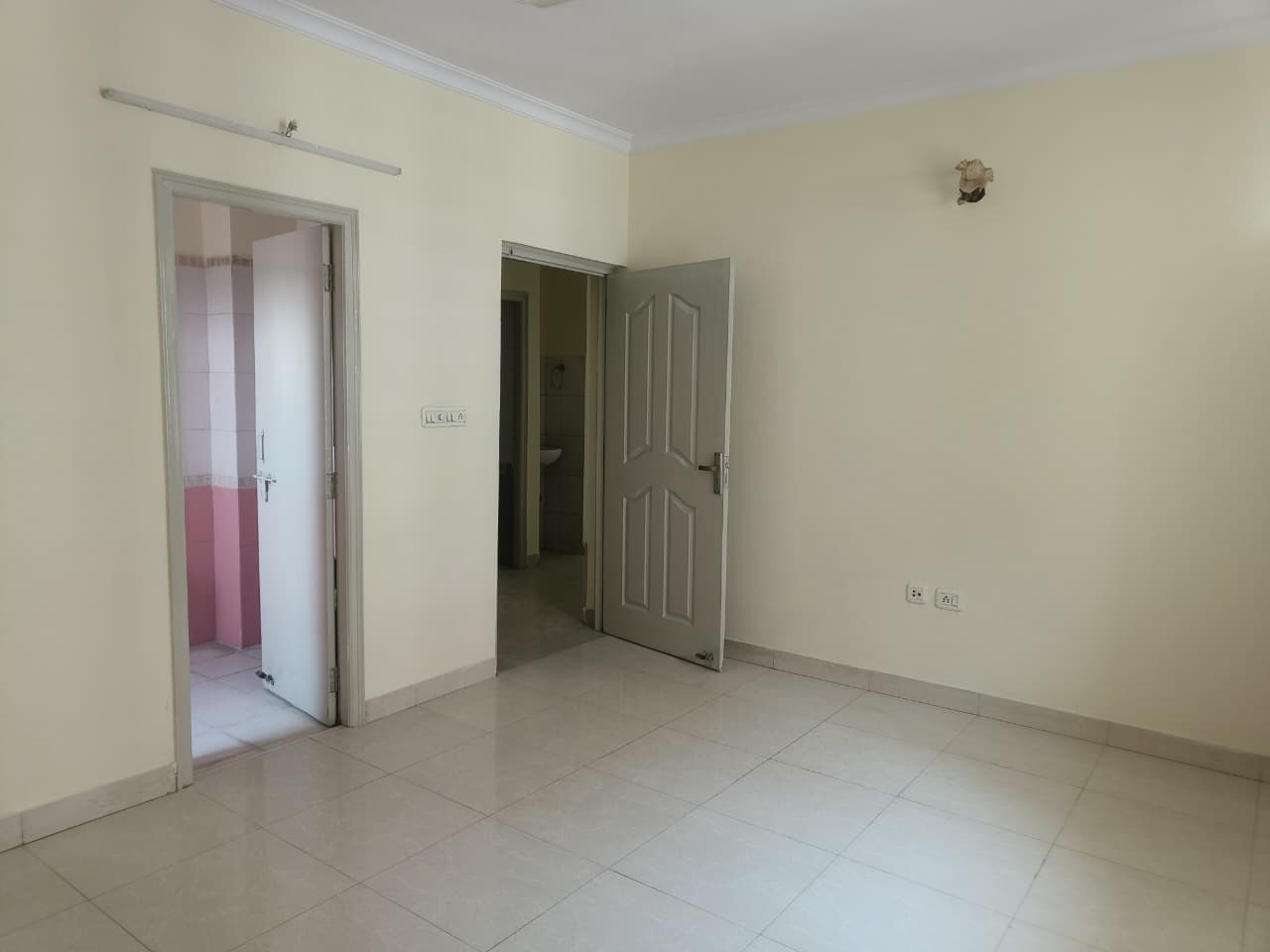 3 BHK Semi Furnished Flat for Rent in Bani Park Jaipur-Banipark-Jaipur