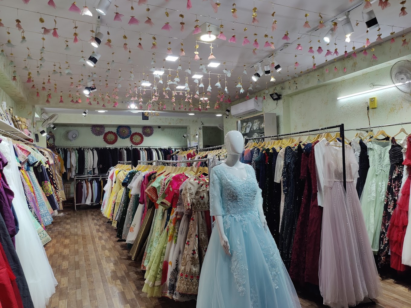 Wedding Dress On Rent In Pune - Desginer Gowns, Shrewani & Lehenga On Rent